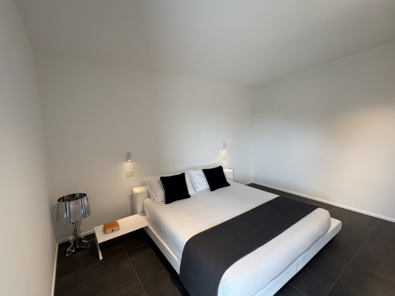 Proponiamo nel pieno centro di Stra un elegante attico al secondo piano, servito da ascensore, in...