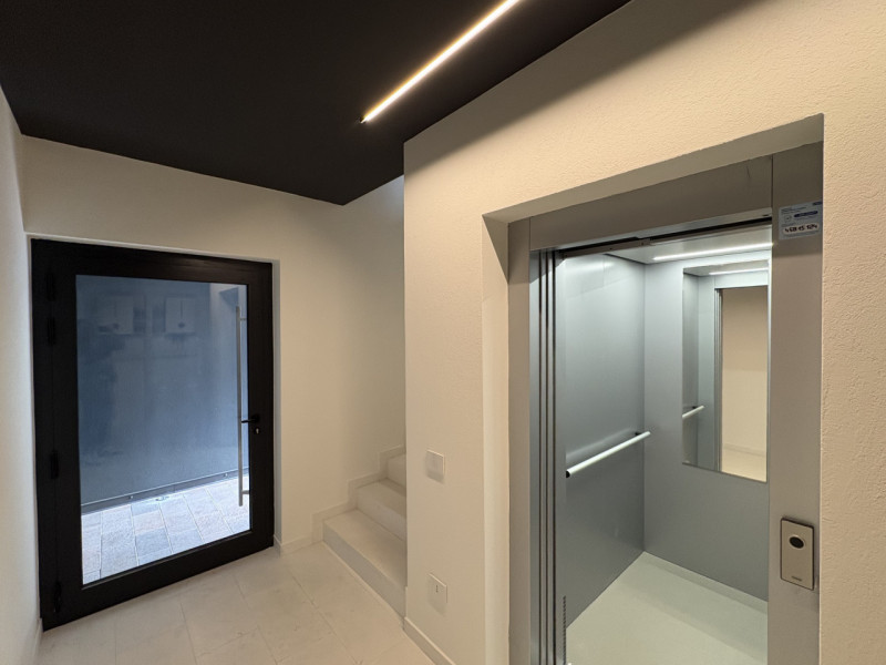 Proponiamo nel pieno centro di Stra un elegante attico al secondo piano, servito da ascensore, in...