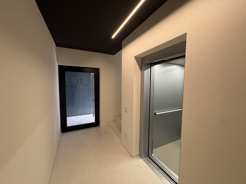 Proponiamo nel pieno centro di Stra un elegante attico al secondo piano, servito da ascensore, in...