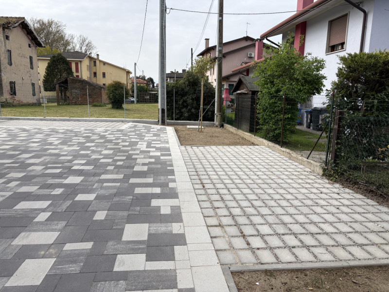 Proponiamo nel pieno centro di Stra un elegante attico al secondo piano, servito da ascensore, in...