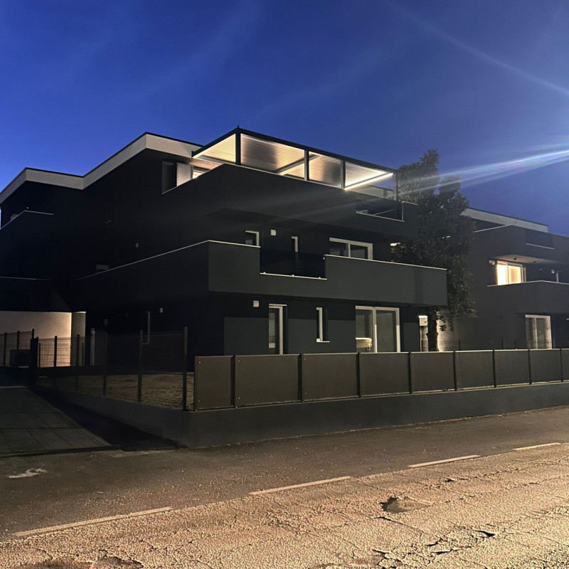 Proponiamo nel pieno centro di Stra un elegante attico al secondo piano, servito da ascensore, in...