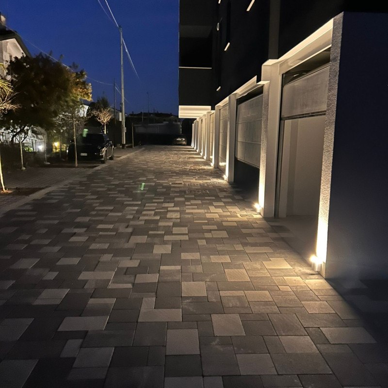 Proponiamo nel pieno centro di Stra un elegante attico al secondo piano, servito da ascensore, in...