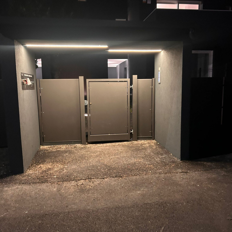 Proponiamo nel pieno centro di Stra un elegante attico al secondo piano, servito da ascensore, in...