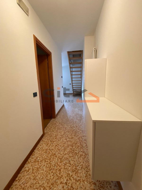 Si affitta esclusivamente a persone referenziate. Non si valutano locazioni di breve periodo. Non...