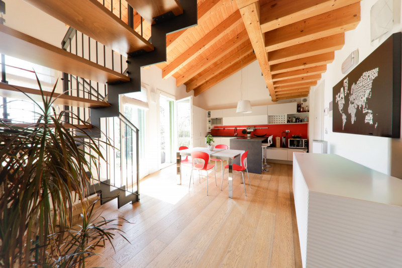 COMPOSIZIONE:
Proponiamo in vendita bellissimo appartamento disposto su due livelli, in palazzina...