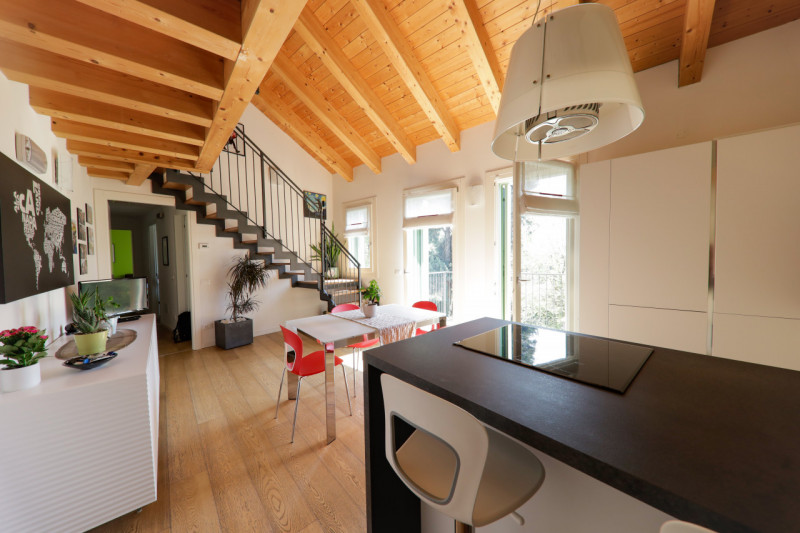 COMPOSIZIONE:
Proponiamo in vendita bellissimo appartamento disposto su due livelli, in palazzina...