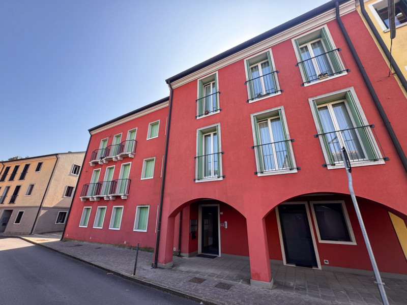 COMPOSIZIONE:
Proponiamo in vendita bellissimo appartamento disposto su due livelli, in palazzina...