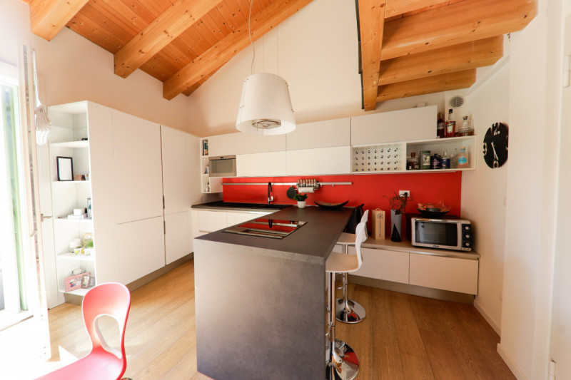 COMPOSIZIONE:
Proponiamo in vendita bellissimo appartamento disposto su due livelli, in palazzina...