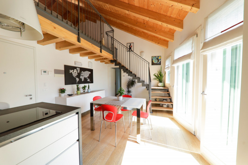 COMPOSIZIONE:
Proponiamo in vendita bellissimo appartamento disposto su due livelli, in palazzina...