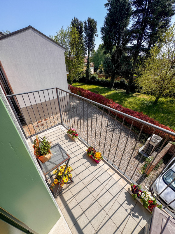 COMPOSIZIONE:
Proponiamo in vendita bellissimo appartamento disposto su due livelli, in palazzina...