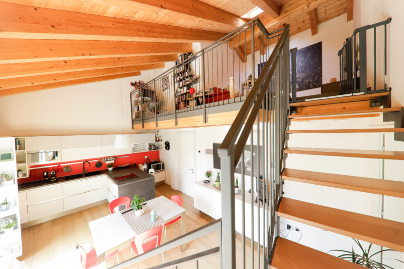 COMPOSIZIONE:
Proponiamo in vendita bellissimo appartamento disposto su due livelli, in palazzina...