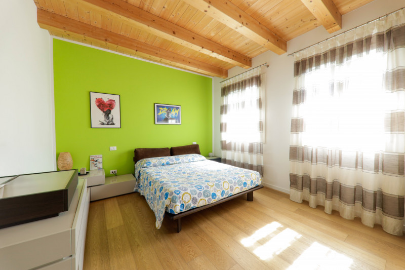 COMPOSIZIONE:
Proponiamo in vendita bellissimo appartamento disposto su due livelli, in palazzina...