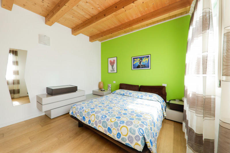 COMPOSIZIONE:
Proponiamo in vendita bellissimo appartamento disposto su due livelli, in palazzina...