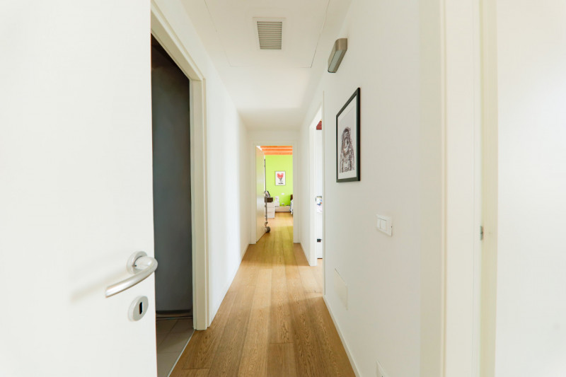 COMPOSIZIONE:
Proponiamo in vendita bellissimo appartamento disposto su due livelli, in palazzina...