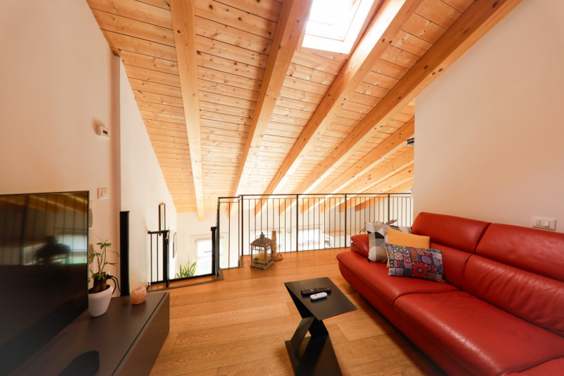 COMPOSIZIONE:
Proponiamo in vendita bellissimo appartamento disposto su due livelli, in palazzina...