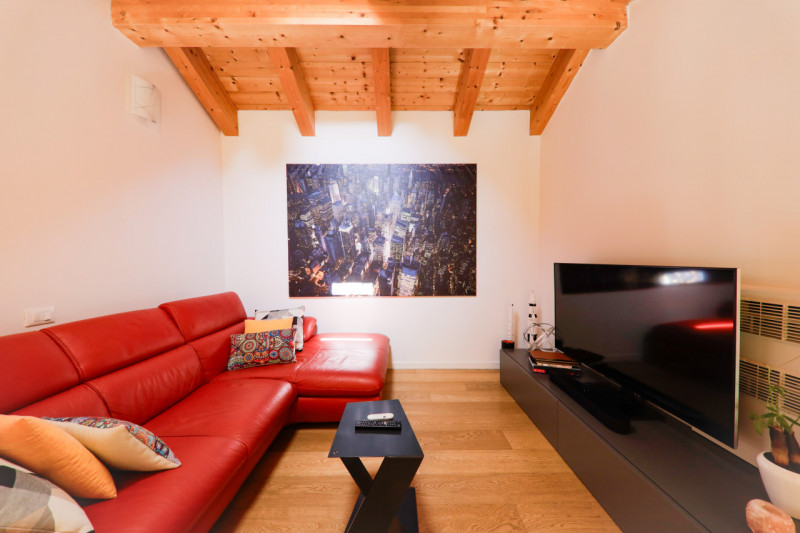 COMPOSIZIONE:
Proponiamo in vendita bellissimo appartamento disposto su due livelli, in palazzina...