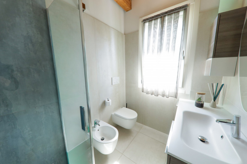 COMPOSIZIONE:
Proponiamo in vendita bellissimo appartamento disposto su due livelli, in palazzina...