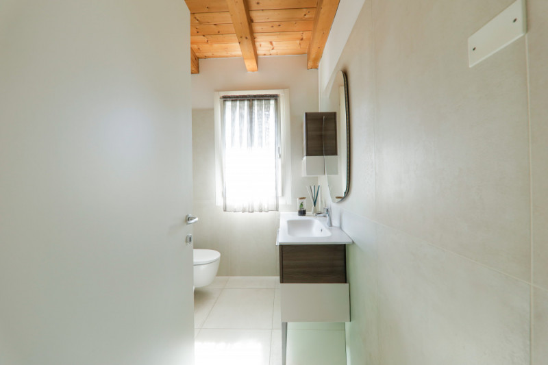 COMPOSIZIONE:
Proponiamo in vendita bellissimo appartamento disposto su due livelli, in palazzina...