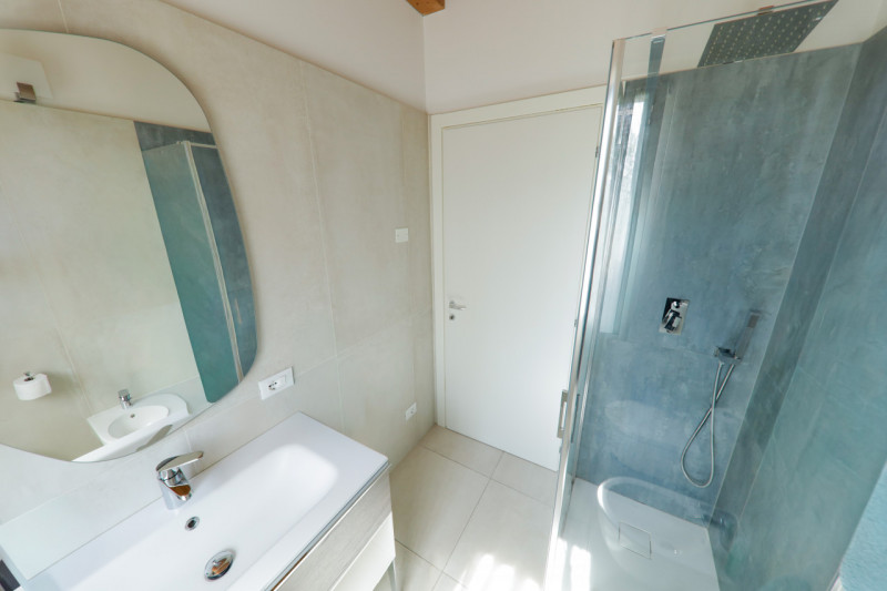 COMPOSIZIONE:
Proponiamo in vendita bellissimo appartamento disposto su due livelli, in palazzina...