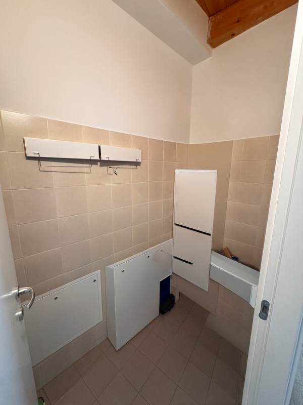 COMPOSIZIONE:
Proponiamo in vendita bellissimo appartamento disposto su due livelli, in palazzina...