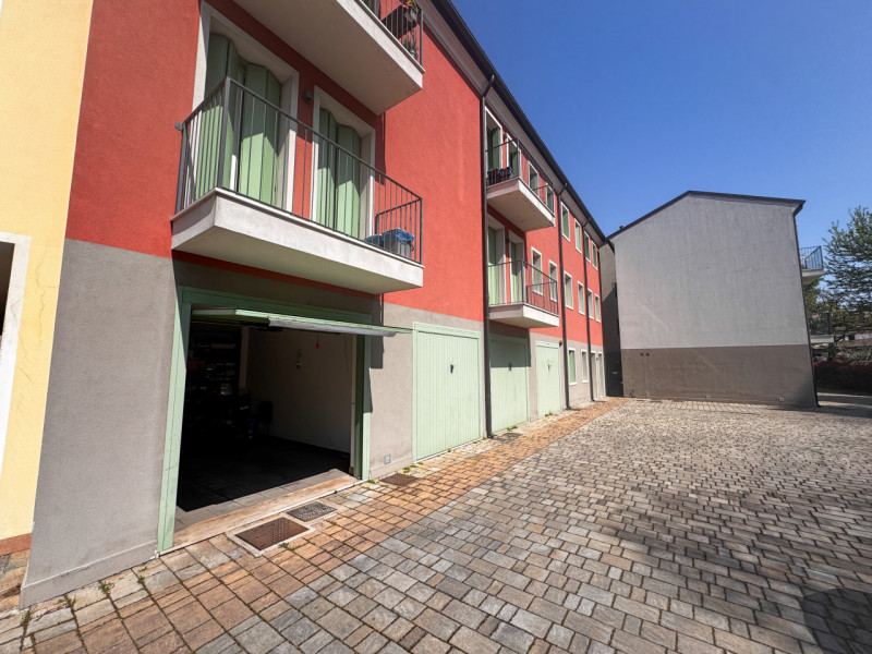 COMPOSIZIONE:
Proponiamo in vendita bellissimo appartamento disposto su due livelli, in palazzina...