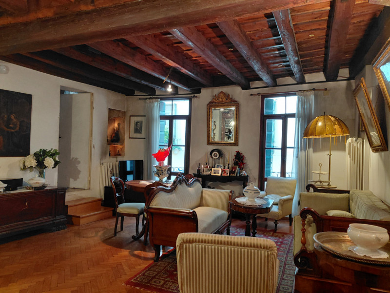 In posizione centralissima, Stefania Pilotto Immobiliare propone in vendita NUDA PROPRIETA' di ap...