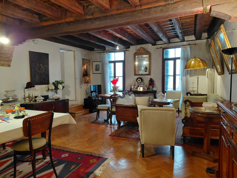 In posizione centralissima, Stefania Pilotto Immobiliare propone in vendita NUDA PROPRIETA' di ap...