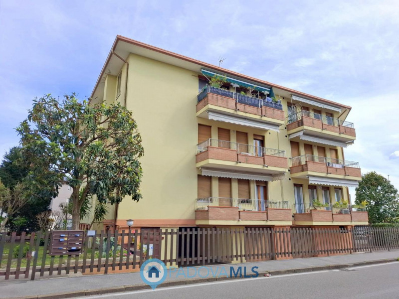 Immobile in esclusiva al Gruppo Padova MLS 

LUMINOSO 3 CAMERE ULTIMO PIANO A PONTE 4 MARTIRI €.1...