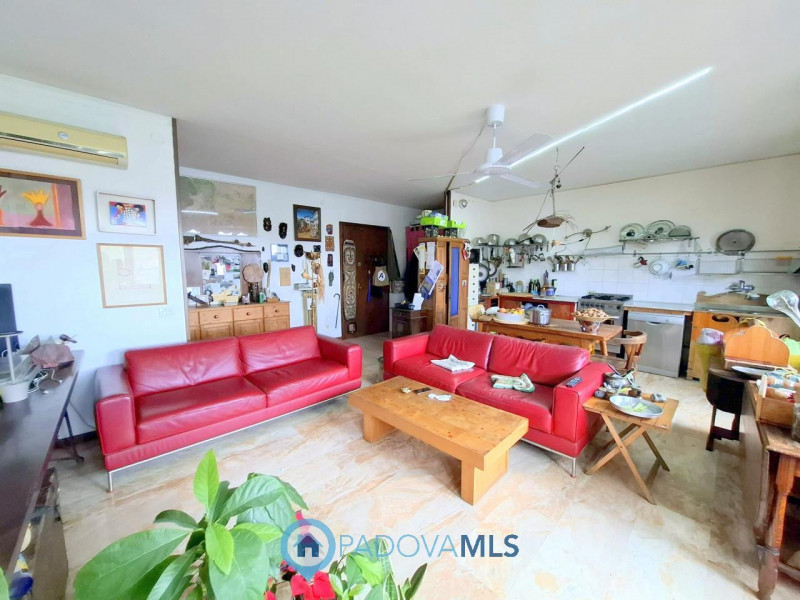 Immobile in esclusiva al Gruppo Padova MLS 

LUMINOSO 3 CAMERE ULTIMO PIANO A PONTE 4 MARTIRI €.1...