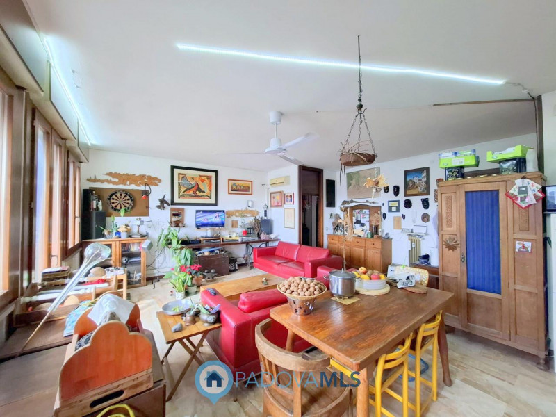 Immobile in esclusiva al Gruppo Padova MLS 

LUMINOSO 3 CAMERE ULTIMO PIANO A PONTE 4 MARTIRI €.1...