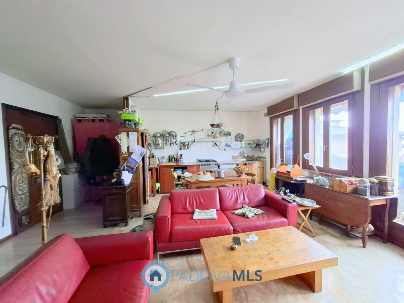 Immobile in esclusiva al Gruppo Padova MLS 

LUMINOSO 3 CAMERE ULTIMO PIANO A PONTE 4 MARTIRI €.1...