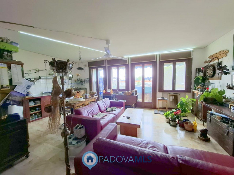 Immobile in esclusiva al Gruppo Padova MLS 

LUMINOSO 3 CAMERE ULTIMO PIANO A PONTE 4 MARTIRI €.1...