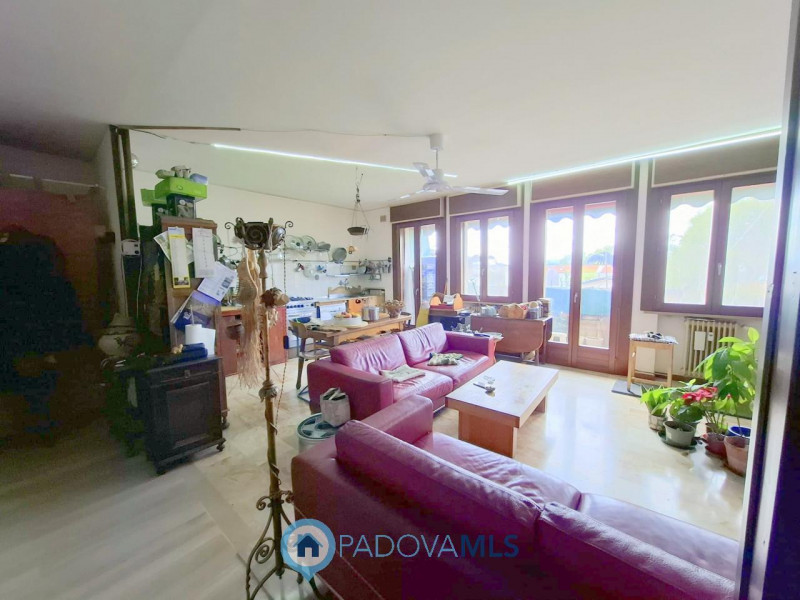 Immobile in esclusiva al Gruppo Padova MLS 

LUMINOSO 3 CAMERE ULTIMO PIANO A PONTE 4 MARTIRI €.1...