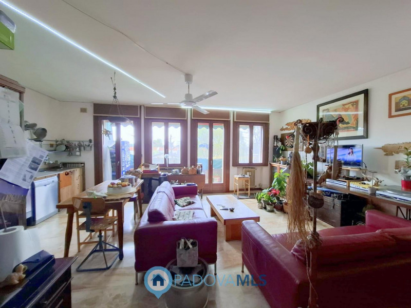 Immobile in esclusiva al Gruppo Padova MLS 

LUMINOSO 3 CAMERE ULTIMO PIANO A PONTE 4 MARTIRI €.1...