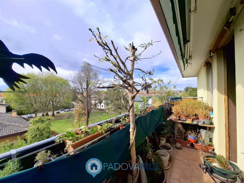 Immobile in esclusiva al Gruppo Padova MLS 

LUMINOSO 3 CAMERE ULTIMO PIANO A PONTE 4 MARTIRI €.1...