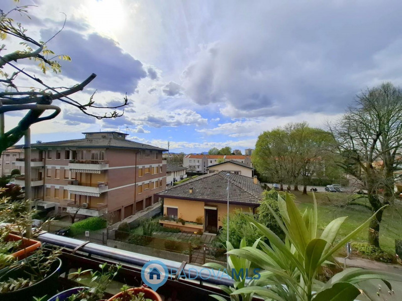 Immobile in esclusiva al Gruppo Padova MLS 

LUMINOSO 3 CAMERE ULTIMO PIANO A PONTE 4 MARTIRI €.1...