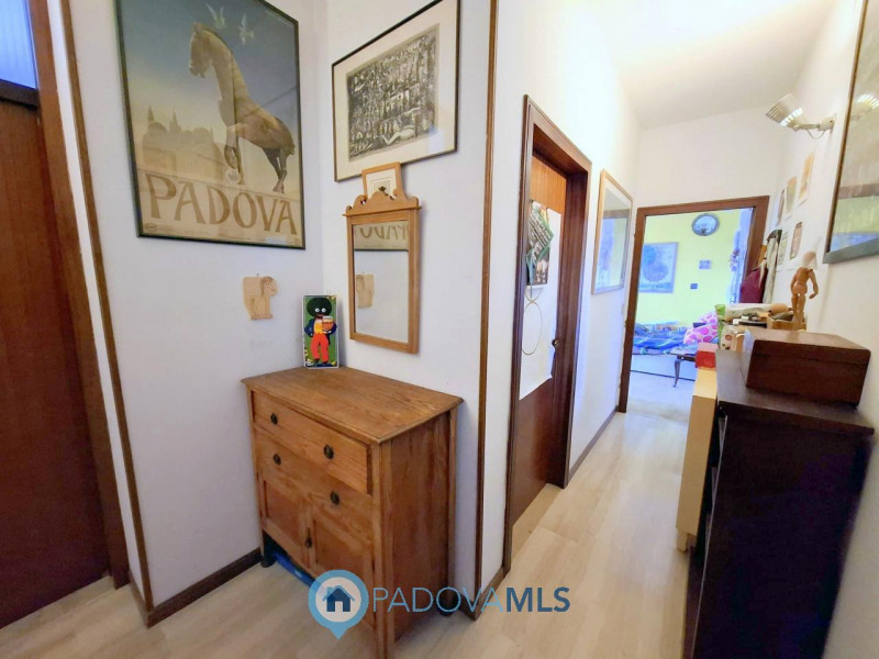 Immobile in esclusiva al Gruppo Padova MLS 

LUMINOSO 3 CAMERE ULTIMO PIANO A PONTE 4 MARTIRI €.1...