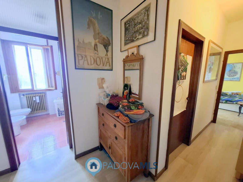 Immobile in esclusiva al Gruppo Padova MLS 

LUMINOSO 3 CAMERE ULTIMO PIANO A PONTE 4 MARTIRI €.1...