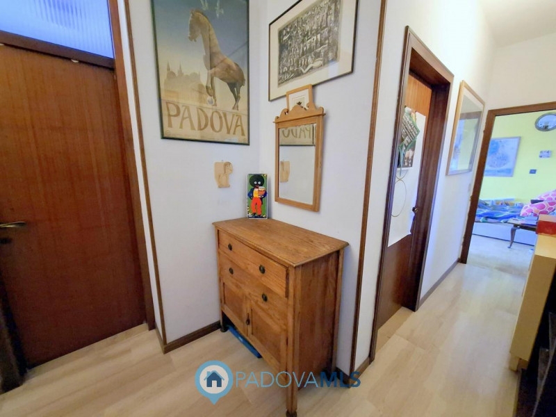 Immobile in esclusiva al Gruppo Padova MLS 

LUMINOSO 3 CAMERE ULTIMO PIANO A PONTE 4 MARTIRI €.1...