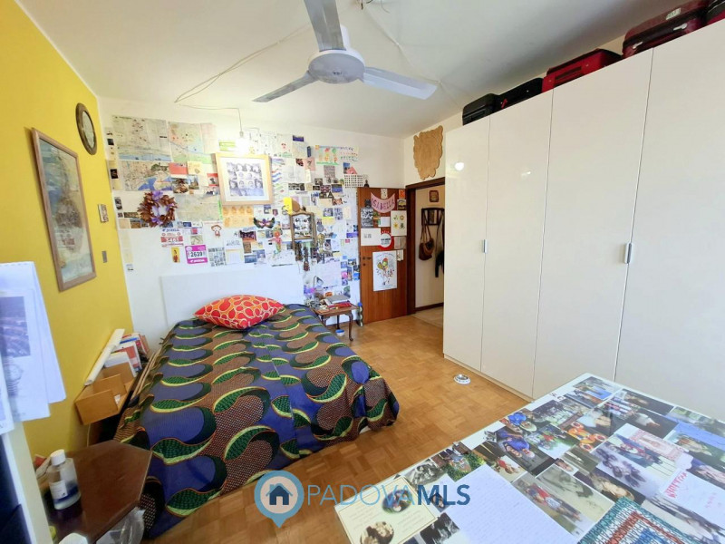 Immobile in esclusiva al Gruppo Padova MLS 

LUMINOSO 3 CAMERE ULTIMO PIANO A PONTE 4 MARTIRI €.1...