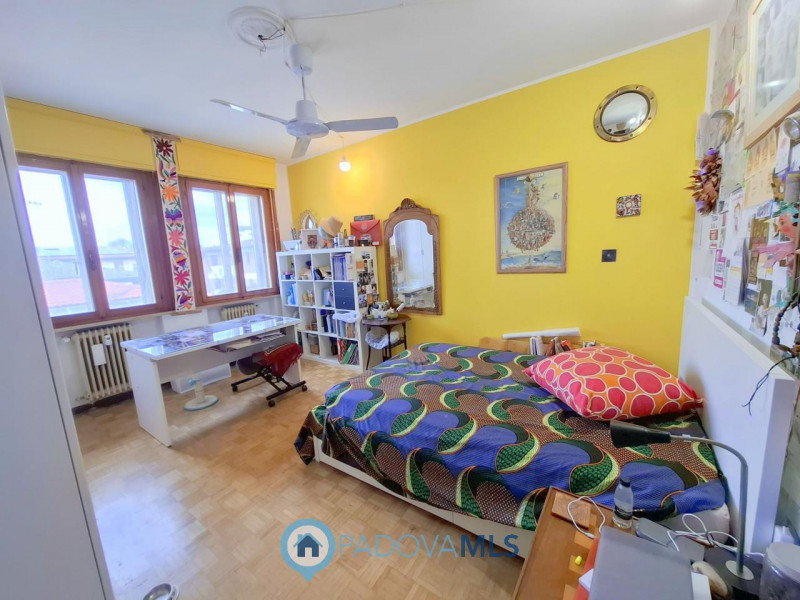 Immobile in esclusiva al Gruppo Padova MLS 

LUMINOSO 3 CAMERE ULTIMO PIANO A PONTE 4 MARTIRI €.1...