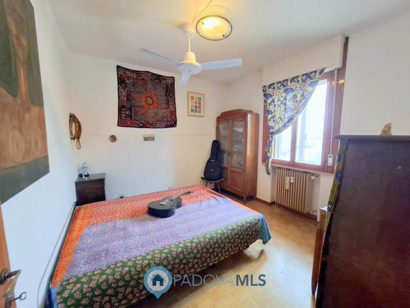 Immobile in esclusiva al Gruppo Padova MLS 

LUMINOSO 3 CAMERE ULTIMO PIANO A PONTE 4 MARTIRI €.1...