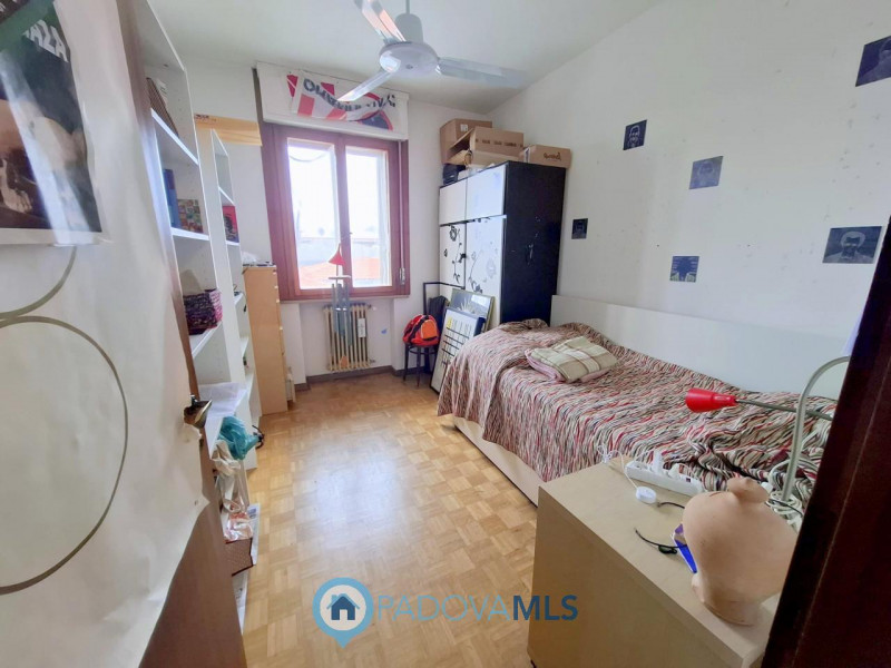 Immobile in esclusiva al Gruppo Padova MLS 

LUMINOSO 3 CAMERE ULTIMO PIANO A PONTE 4 MARTIRI €.1...