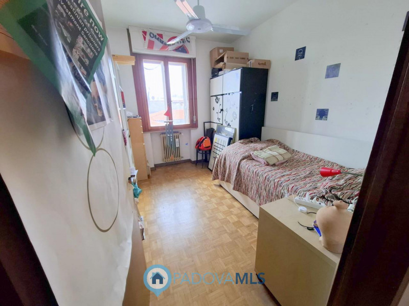 Immobile in esclusiva al Gruppo Padova MLS 

LUMINOSO 3 CAMERE ULTIMO PIANO A PONTE 4 MARTIRI €.1...