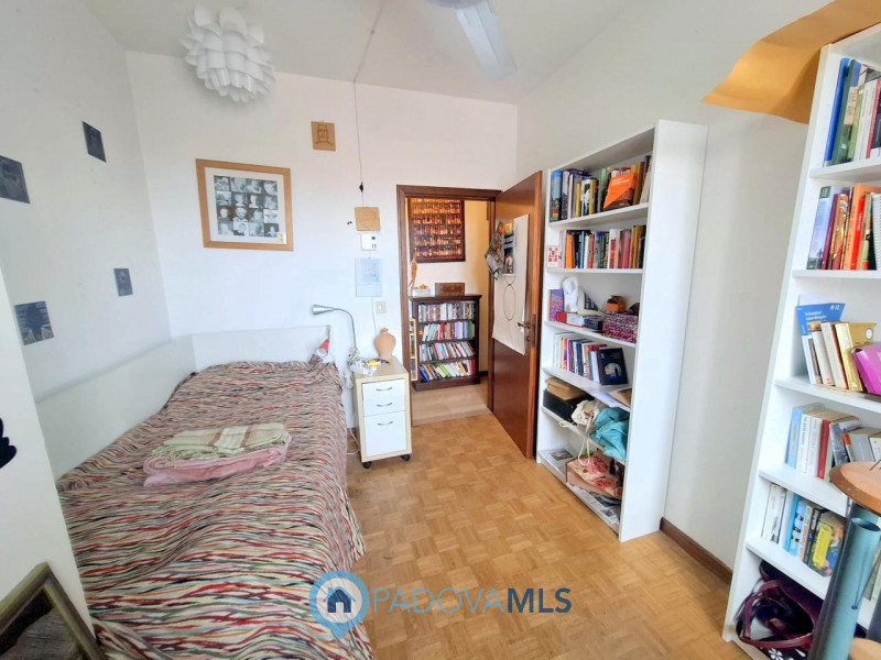 Immobile in esclusiva al Gruppo Padova MLS 

LUMINOSO 3 CAMERE ULTIMO PIANO A PONTE 4 MARTIRI €.1...