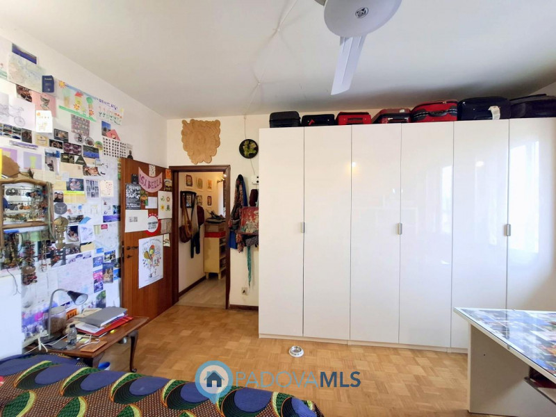 Immobile in esclusiva al Gruppo Padova MLS 

LUMINOSO 3 CAMERE ULTIMO PIANO A PONTE 4 MARTIRI €.1...