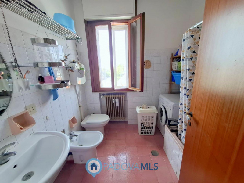 Immobile in esclusiva al Gruppo Padova MLS 

LUMINOSO 3 CAMERE ULTIMO PIANO A PONTE 4 MARTIRI €.1...