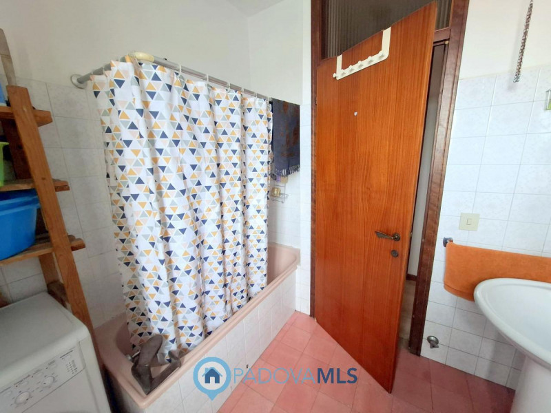 Immobile in esclusiva al Gruppo Padova MLS 

LUMINOSO 3 CAMERE ULTIMO PIANO A PONTE 4 MARTIRI €.1...