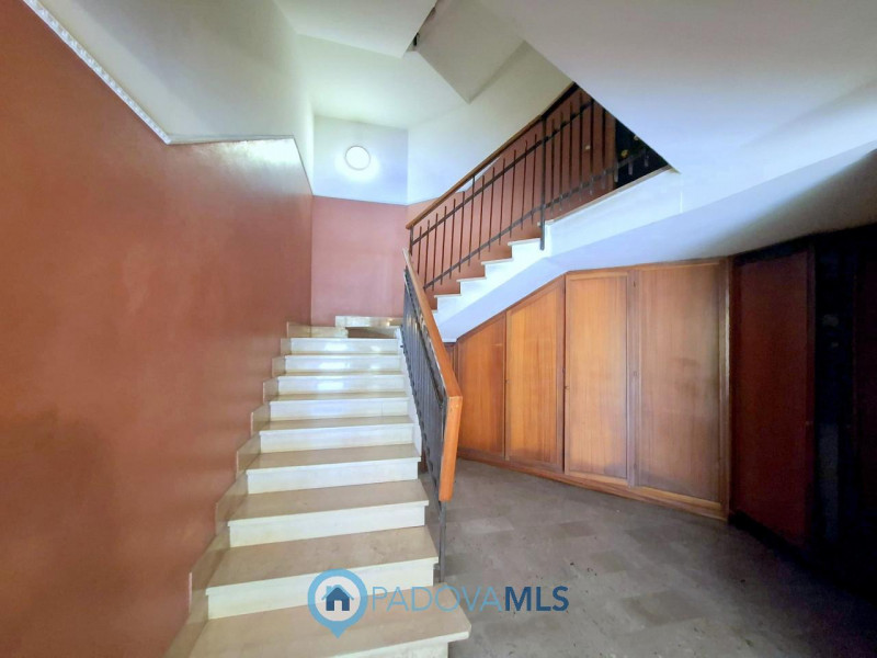 Immobile in esclusiva al Gruppo Padova MLS 

LUMINOSO 3 CAMERE ULTIMO PIANO A PONTE 4 MARTIRI €.1...