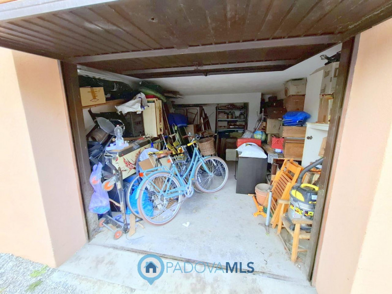 Immobile in esclusiva al Gruppo Padova MLS 

LUMINOSO 3 CAMERE ULTIMO PIANO A PONTE 4 MARTIRI €.1...